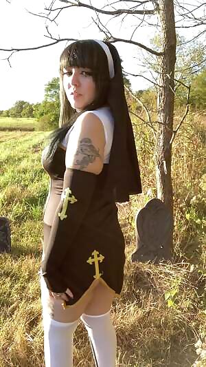 Wanna worship on my altar? 🖤