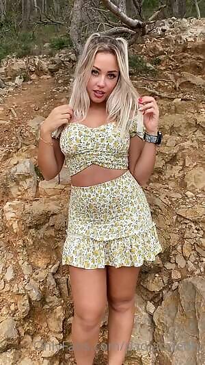 Quieres ver debajo de su falda? 🤤