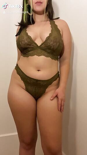 👅👅 peep the nip slip