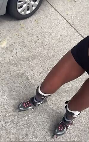 I love flashing my boobs while I'm rollerblading 😜