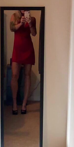 Playing a little game of peek-a-pussy with a gorgeous milf. 😈❤️