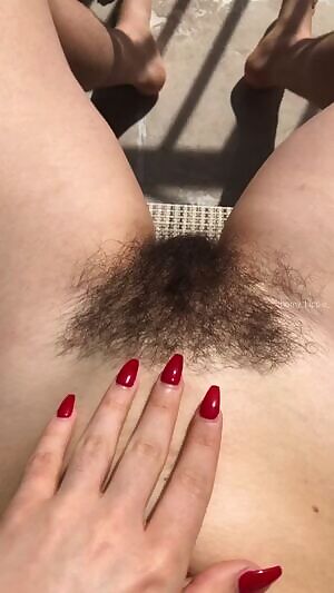 POV- I got my nails done just to run them through my thick bush 💅🏻