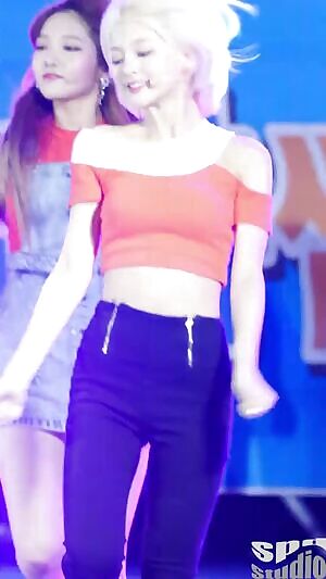 Fromis_9 - Nakyung's Tight Ass ft. Chaeyoung's Thighs