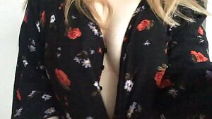 Just an innocent reveal in a summery top 🌿