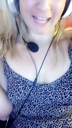 When you die first in Apex, you have more time for nudity 😂