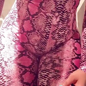 Piink_Bombshell Twerking Those Phat Cheeks