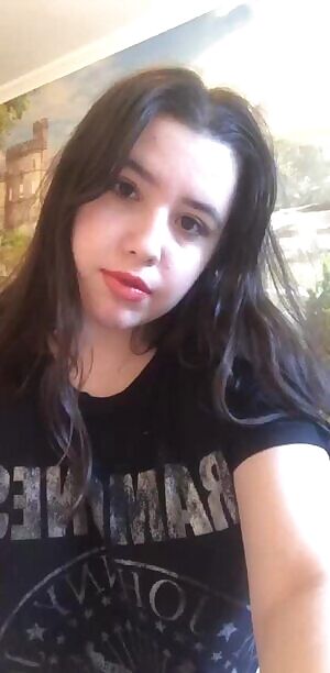 Giving you a smile and my titties 🥵💕