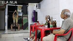 LOIRA GOSTOSA LEVA A LOUCURA DOIS TIOZÃO COM SHOW DE STRIP, E AINDA FODEU GOSTOSO DENTRO DO BAR- com INES VENTURA