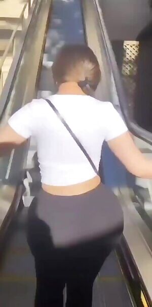 Jiggly PAWG on the escalator